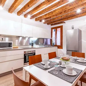 Central Apt Venecia